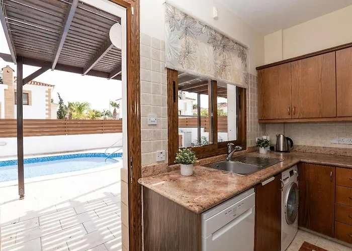 Malama 28 Ekaterina Paralimni