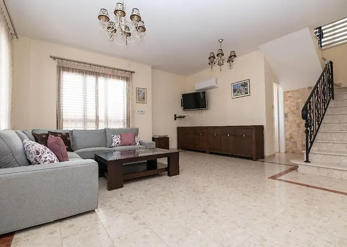 Malama 28 Ekaterina * Paralimni