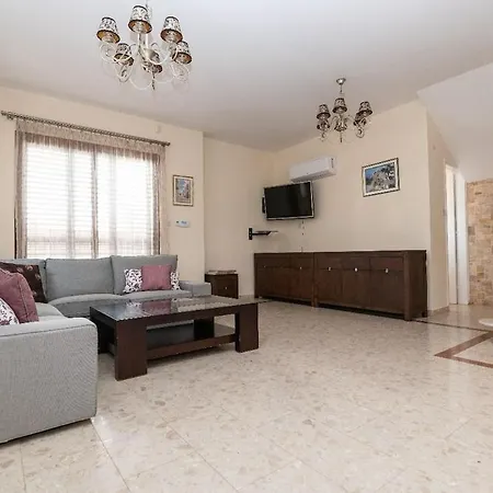 Malama 28 Ekaterina * Paralimni